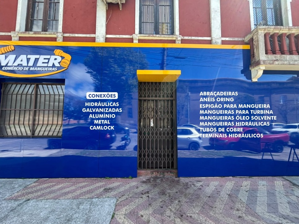 Engates rápidos camlock e conexões organizados sobre bancada no estoque da Mater