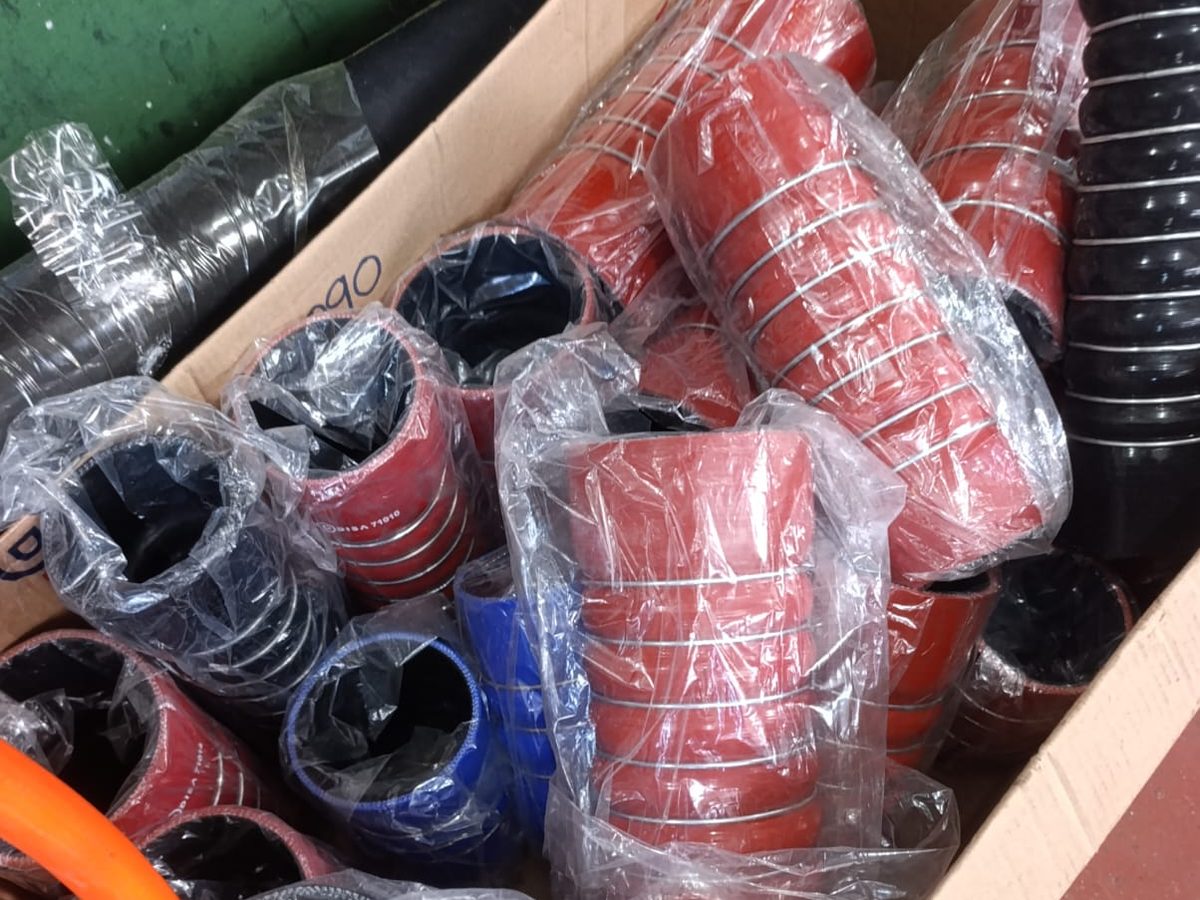 Mangotes de silicone vermelhos, azuis e pretos em caixa