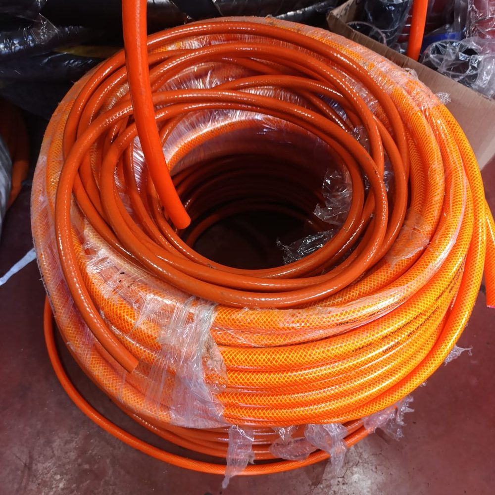 Rolo de mangueira PVC trançada na cor laranja
